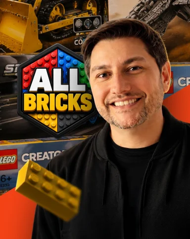 Allan, criador do AllBricks, sorrindo em frente a caixas de LEGO